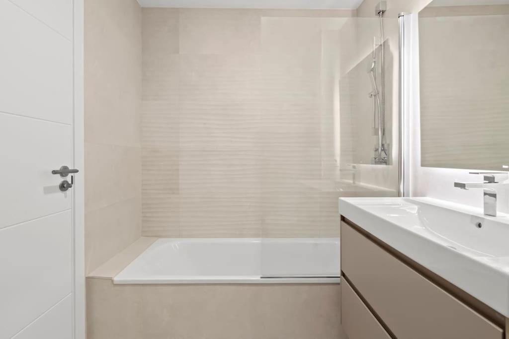 Luxury 2 Bedroom Apartment Walk To Beach Rdr423 Marbella Bagian luar foto
